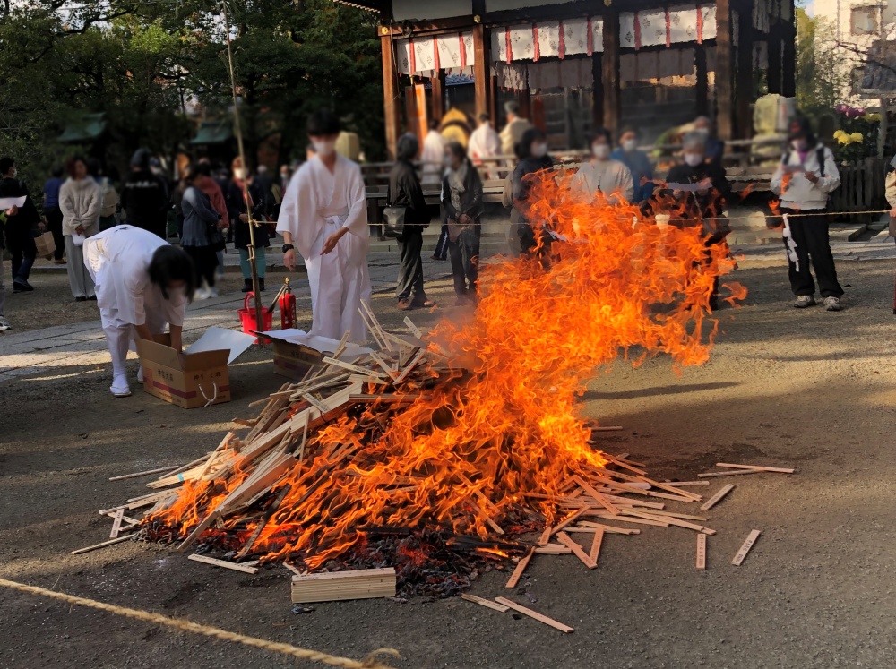 御霊神社御火焚祭　龍のような炎