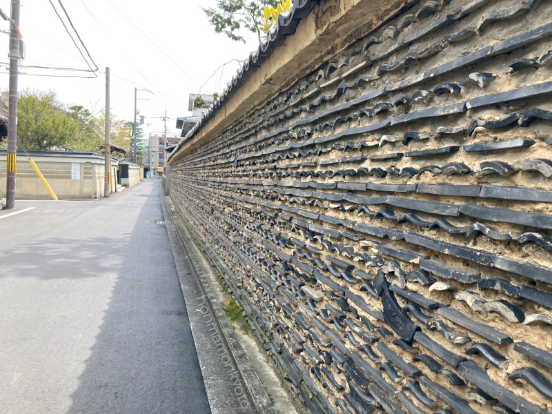 本隆寺　瓦の土塀