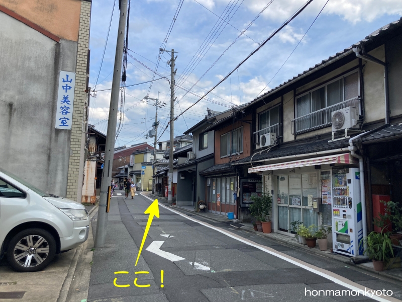 向こう右のほうにお寺が見える