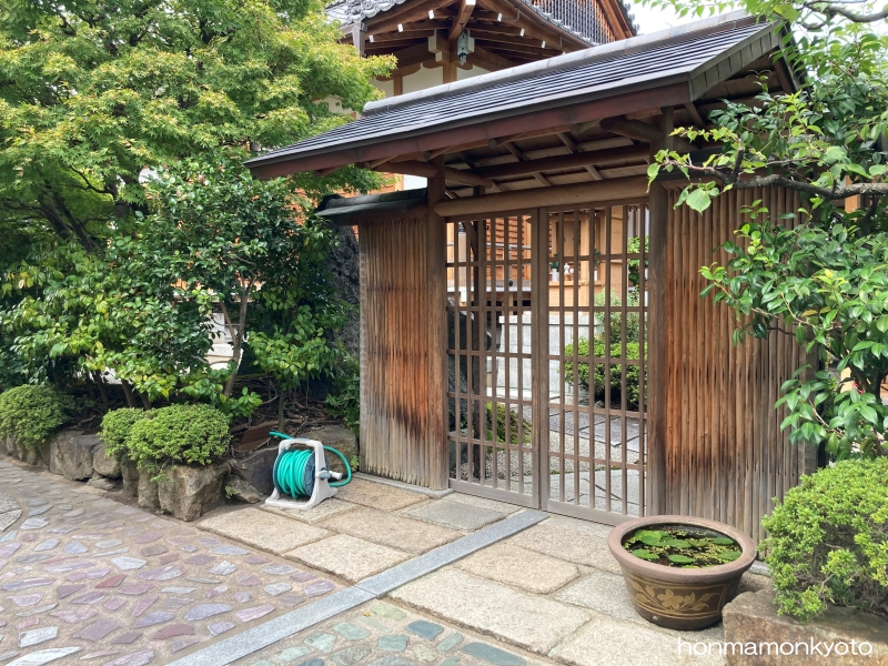 通り右手にあるお寺の門