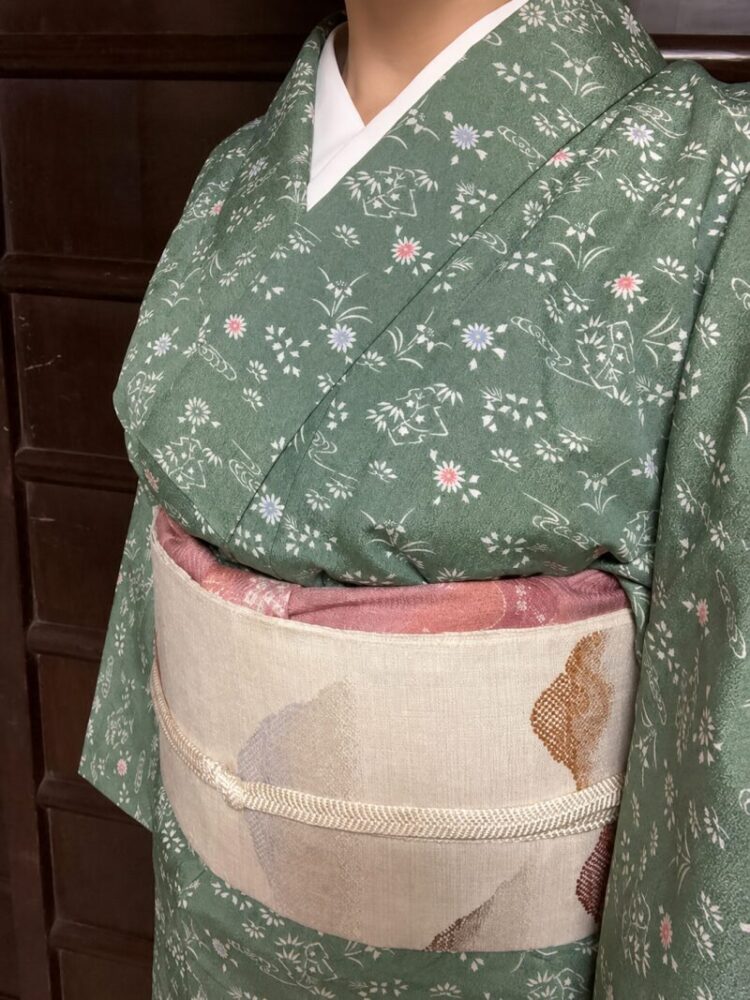 着物コーデ 単衣お抹茶ピンク点ポリ 首シワなし