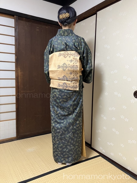 葉っぱお召＋枯れた紬コーデ (全身後ろ） 