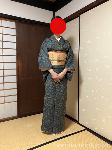 葉っぱお召＋枯れた紬コーデ (全身前） 